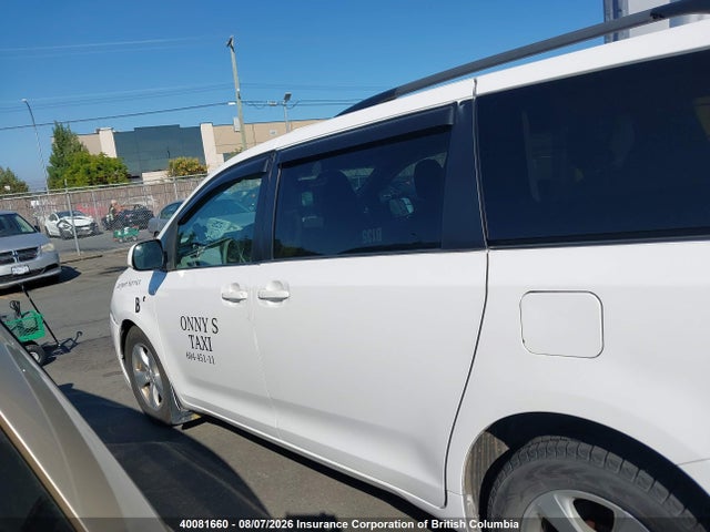 40081660 :رقم المزاد ، 5TDKK3DC0GS711021 vin ، 2016 Toyota Sienna Le مزاد بيع