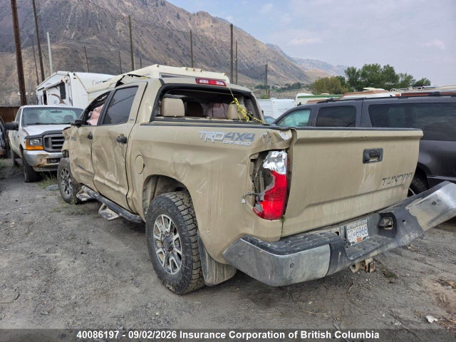 40086197 :رقم المزاد ، 5TFDY5F18HX630651 vin ، 2017 Toyota Tundra Crewmax Sr5/trd Pro مزاد بيع