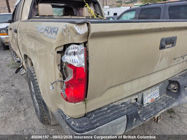 40086197 :رقم المزاد ، 5TFDY5F18HX630651 vin ، 2017 Toyota Tundra Crewmax Sr5/trd Pro مزاد بيع