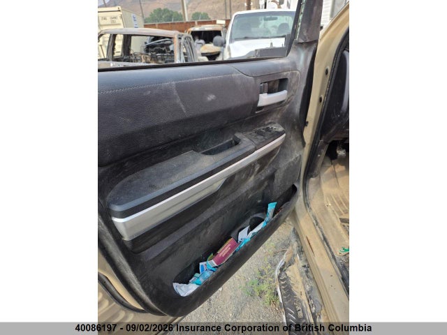 40086197 :رقم المزاد ، 5TFDY5F18HX630651 vin ، 2017 Toyota Tundra Crewmax Sr5/trd Pro مزاد بيع