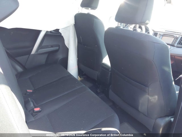 2T3BFREV0JW790722 Toyota RAV4 LE