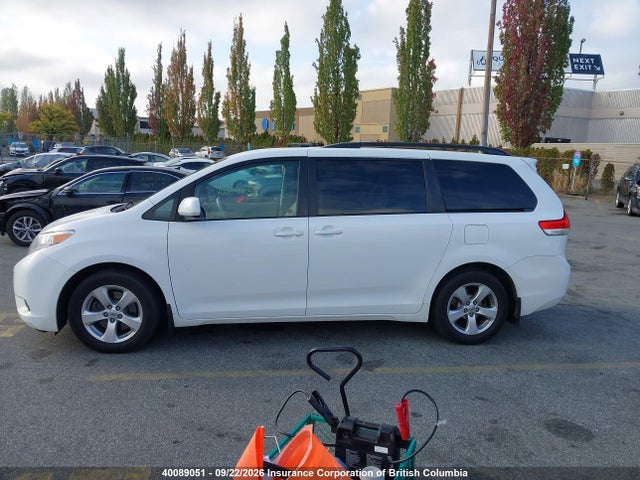 Продажа на аукционе авто 2013 Toyota Sienna Le, vin: 5TDKK3DC4DS352915, номер лота: 40089051