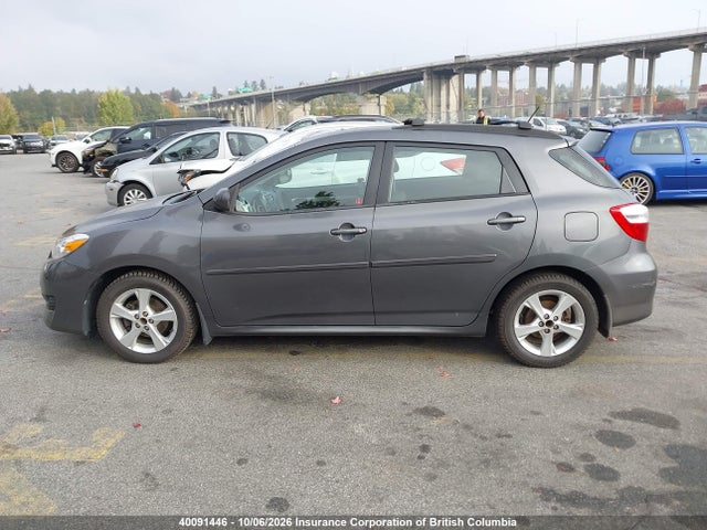 40091446 :رقم المزاد ، 2T1KU4EE8DC994921 vin ، 2013 Toyota Corolla Matrix مزاد بيع