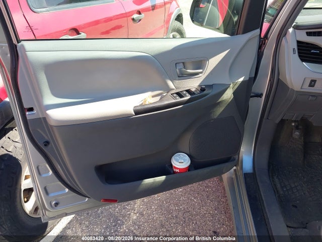 2018 Toyota Sienna Le მანქანა იყიდება აუქციონზე, vin: 5TDKZ3DCXJS921323, აუქციონის ნომერი: 40083420