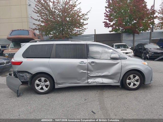 2018 Toyota Sienna Le მანქანა იყიდება აუქციონზე, vin: 5TDKZ3DCXJS921323, აუქციონის ნომერი: 40083420
