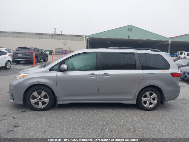 2018 Toyota Sienna Le მანქანა იყიდება აუქციონზე, vin: 5TDKZ3DCXJS921323, აუქციონის ნომერი: 40083420