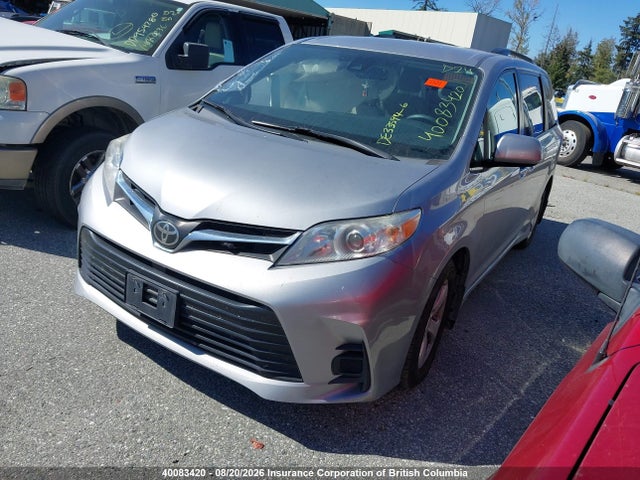 2018 Toyota Sienna Le მანქანა იყიდება აუქციონზე, vin: 5TDKZ3DCXJS921323, აუქციონის ნომერი: 40083420