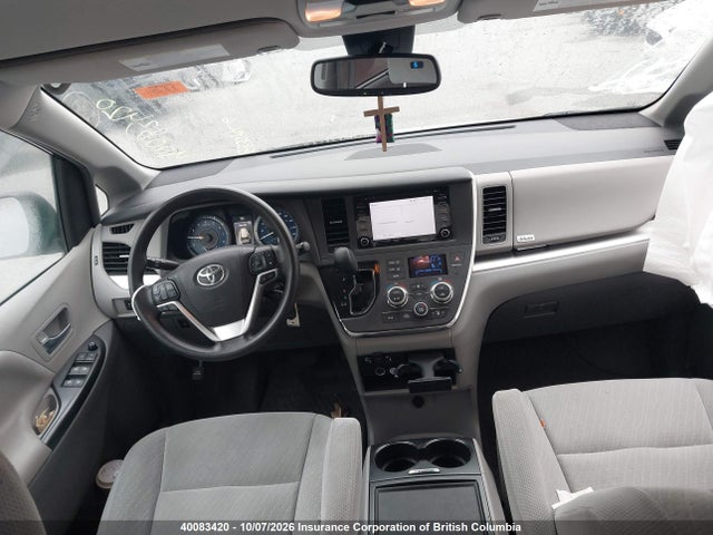 2018 Toyota Sienna Le მანქანა იყიდება აუქციონზე, vin: 5TDKZ3DCXJS921323, აუქციონის ნომერი: 40083420