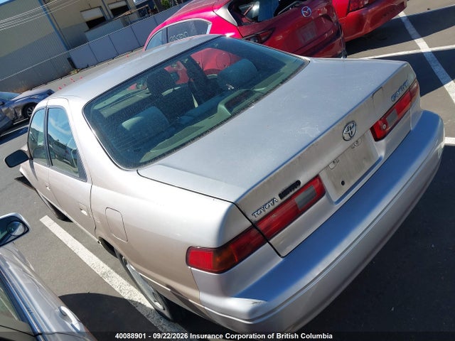 40088901 :رقم المزاد ، 4T1BG22KXWU843330 vin ، 1998 Toyota Camry Ce/le/xle مزاد بيع