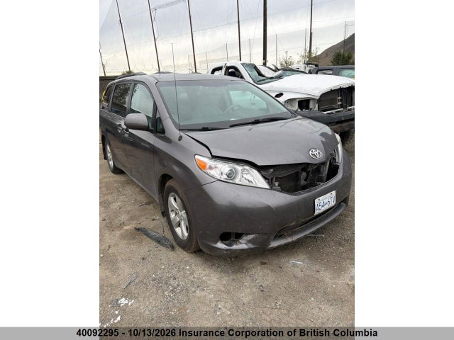 40092295 :رقم المزاد ، 5TDKK3DCXCS230588 vin ، 2012 Toyota Sienna Le 8 Passenger مزاد بيع