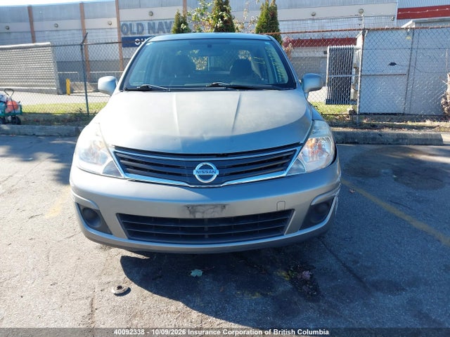 40092338 :رقم المزاد ، 3N1CC1AP9AL449173 vin ، 2010 Nissan Versa مزاد بيع