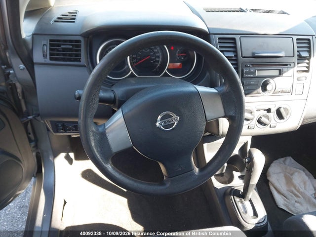 40092338 :رقم المزاد ، 3N1CC1AP9AL449173 vin ، 2010 Nissan Versa مزاد بيع