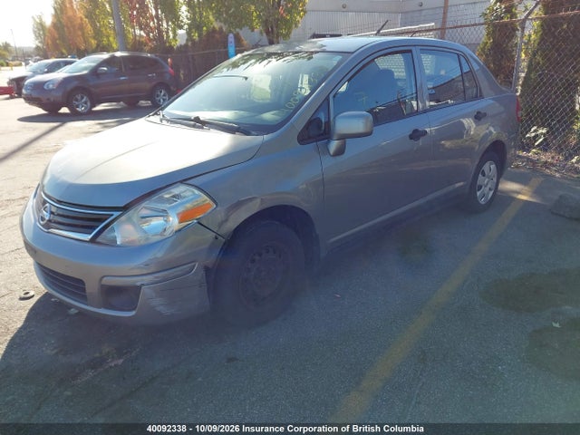 40092338 :رقم المزاد ، 3N1CC1AP9AL449173 vin ، 2010 Nissan Versa مزاد بيع