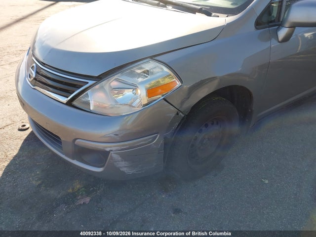 40092338 :رقم المزاد ، 3N1CC1AP9AL449173 vin ، 2010 Nissan Versa مزاد بيع