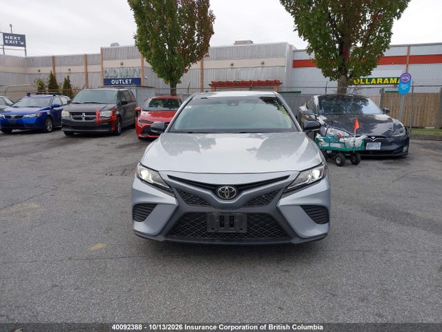 40092388 :رقم المزاد ، 4T1B11HK0JU121036 vin ، 2018 Toyota Camry مزاد بيع