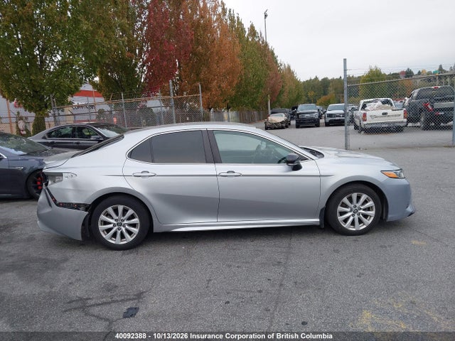 40092388 :رقم المزاد ، 4T1B11HK0JU121036 vin ، 2018 Toyota Camry مزاد بيع