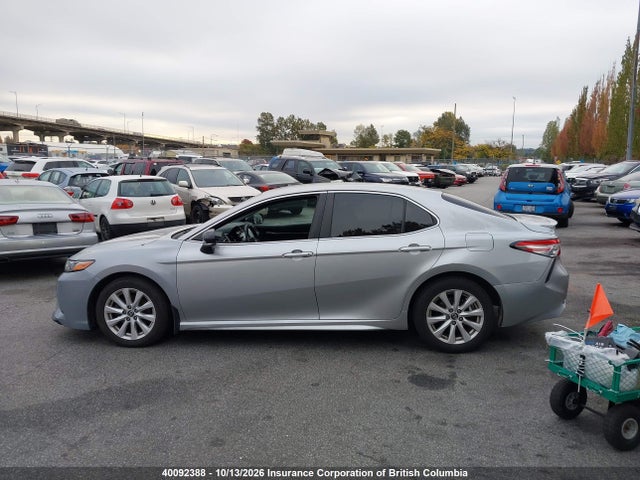 40092388 :رقم المزاد ، 4T1B11HK0JU121036 vin ، 2018 Toyota Camry مزاد بيع