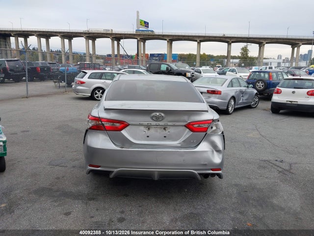 40092388 :رقم المزاد ، 4T1B11HK0JU121036 vin ، 2018 Toyota Camry مزاد بيع