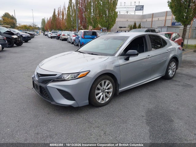 40092388 :رقم المزاد ، 4T1B11HK0JU121036 vin ، 2018 Toyota Camry مزاد بيع
