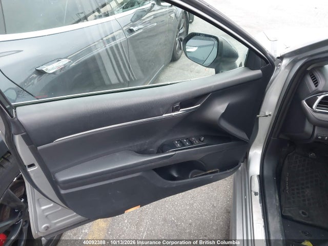 40092388 :رقم المزاد ، 4T1B11HK0JU121036 vin ، 2018 Toyota Camry مزاد بيع