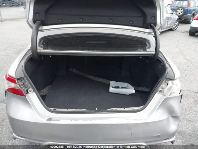 40092388 :رقم المزاد ، 4T1B11HK0JU121036 vin ، 2018 Toyota Camry مزاد بيع