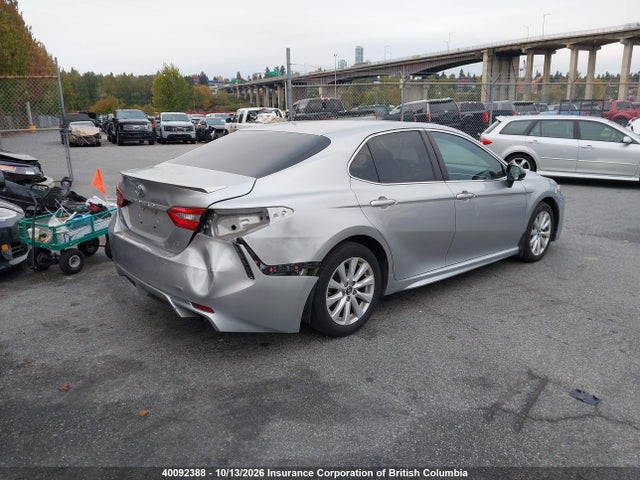 40092388 :رقم المزاد ، 4T1B11HK0JU121036 vin ، 2018 Toyota Camry مزاد بيع