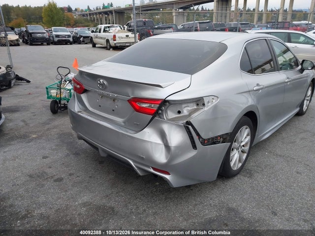 40092388 :رقم المزاد ، 4T1B11HK0JU121036 vin ، 2018 Toyota Camry مزاد بيع