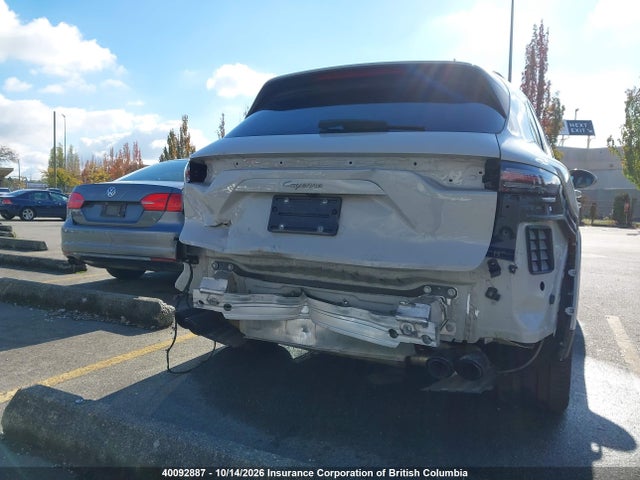 40092887 :رقم المزاد ، WP1AA2AY7NDA07561 vin ، 2022 Porsche Cayenne مزاد بيع