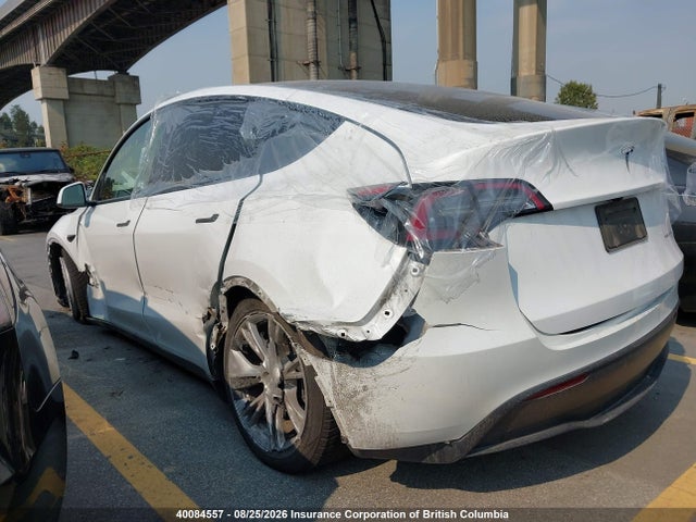 Tesla Model Y Long Range 2024 7SAYGAEE8RF042409 Image 3