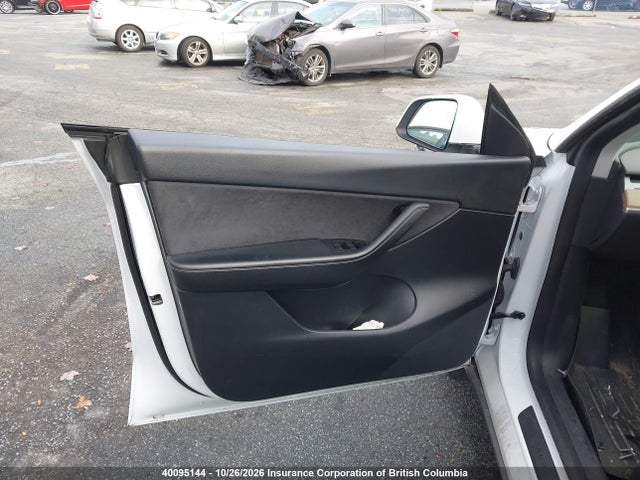 Tesla Model Y 2022 7SAYGDEFXNF512931 Image 22
