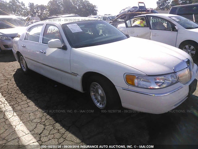 Lincoln Town Car Executive 1999 1LNHM81W6XY630802 main image