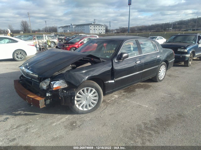 Lincoln Town Car Executive 2003 1LNHM81W73Y634870 Image 2