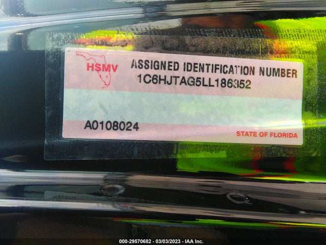 2020 Jeep Gladiator, VIN: 1C6HJTAG5LL186352