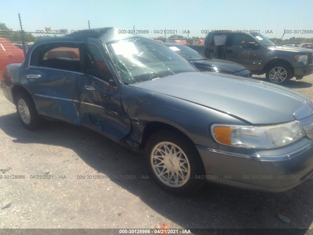 Lincoln Town Car Signature 1999 1LNHM82W9XY699756 main image