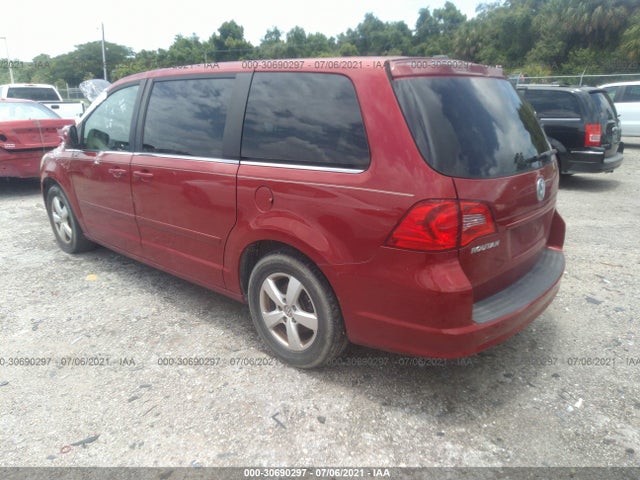 Volkswagen Routan 2010 2V4RW3D15AR159247 Image 3