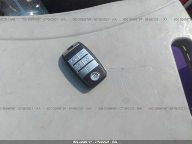 KNDMB5C1XH6253123 KIA SEDONA LX
