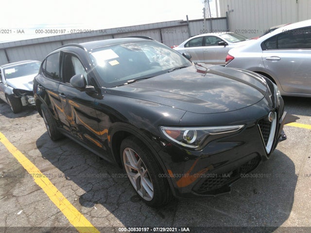 2018 Alfa Romeo Stelvio, VIN: ZASFAKNN1J7B75039