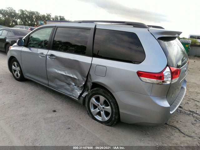 31107608 :رقم المزاد ، 5TDKK3DC3BS072593 vin ، 2011 Toyota Sienna Le مزاد بيع