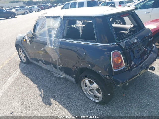2007 MINI COOPER WMWMF33517TT56682 Photo 2