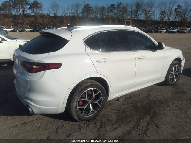 2021 Alfa Romeo Stelvio, VIN: ZASPAKBN7M7D04303