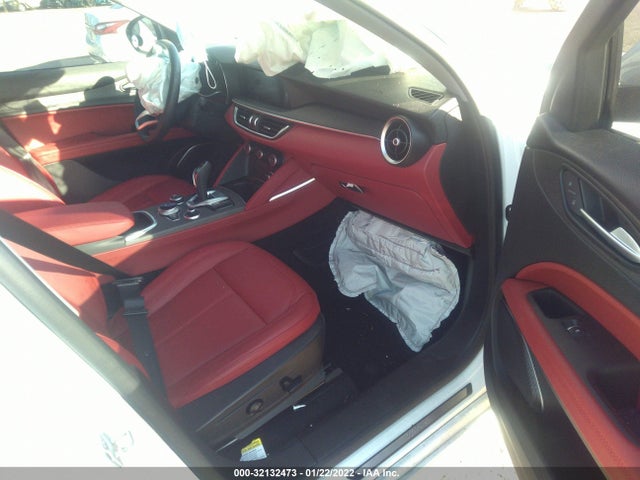 2021 Alfa Romeo Stelvio, VIN: ZASPAKBN7M7D04303