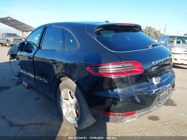 2017 PORSCHE MACAN WP1AA2A56HLB00958 Photo 2