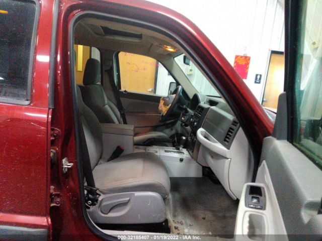 1J8GN28K88W155401 Jeep Liberty Sport