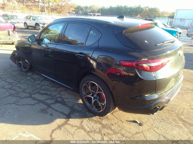 2022 Alfa Romeo Stelvio, VIN: ZASPAKBN9N7D25090