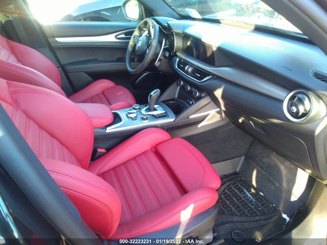 2022 Alfa Romeo Stelvio, VIN: ZASPAKBN9N7D25090
