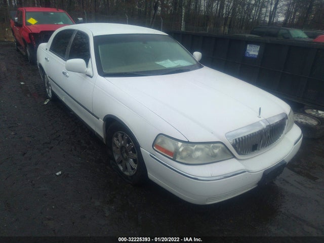 Lincoln Town Car Signature Limited 2006 1LNHM82W56Y625166 головне зображення