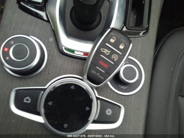 2022 Alfa Romeo Stelvio, VIN: ZASPAKBN0N7D26709