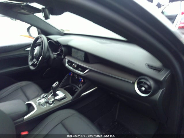 2022 Alfa Romeo Stelvio, VIN: ZASPAKBN0N7D26709