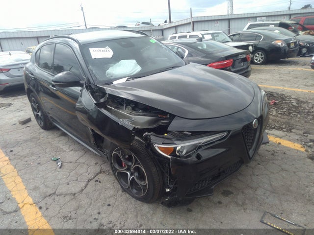 2022 Alfa Romeo Stelvio, VIN: ZASPAKBN8N7D26196