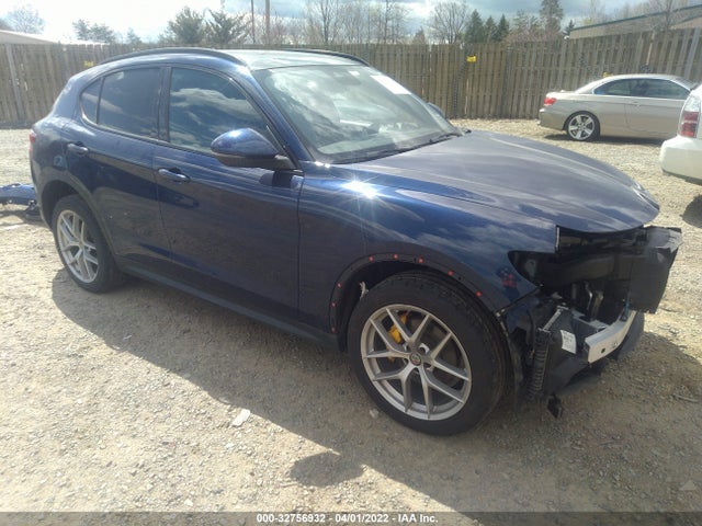2018 Alfa Romeo Stelvio, VIN: ZASFAKNN6J7B81810